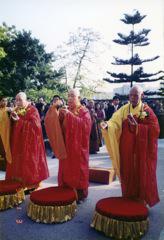 志蓮佛寺重建奠基灑淨儀式 ,由聖一大和尚(右)、覺光大和尚(中)、及明暘大和尚(左)主持(1994年1月3日)