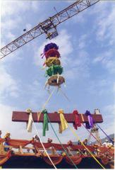 五色寶蓋與彩帶伴著大樑吊到大雄殿頂