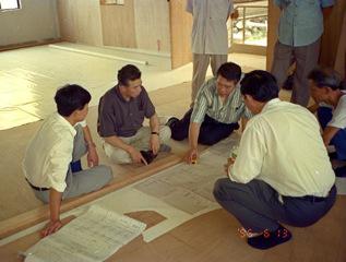 日本古建築專家瀧川昭雄先生（左二）討論1:1放樣情況